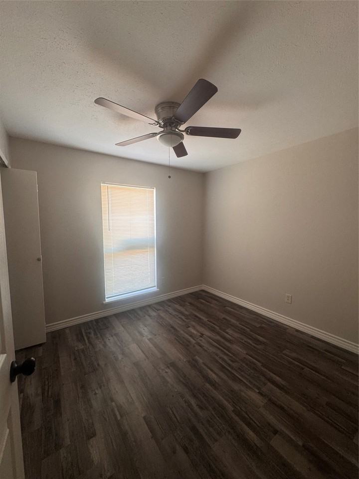 5528 Gibson Dr - Photo 6 of 9