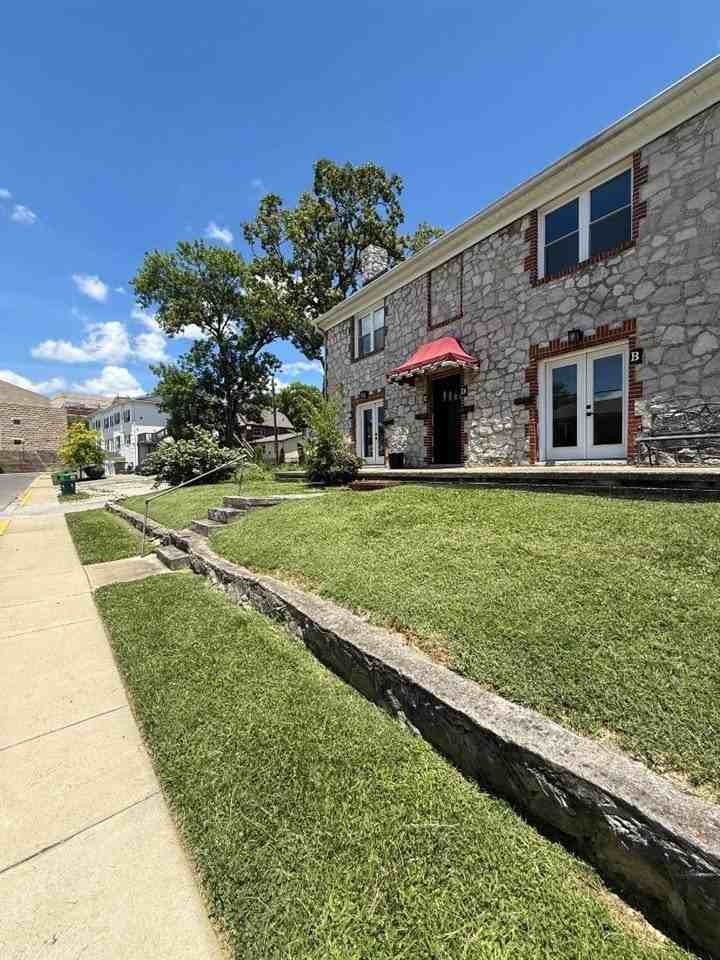 610 Cabell Dr Apt A - Photo 2 of 7