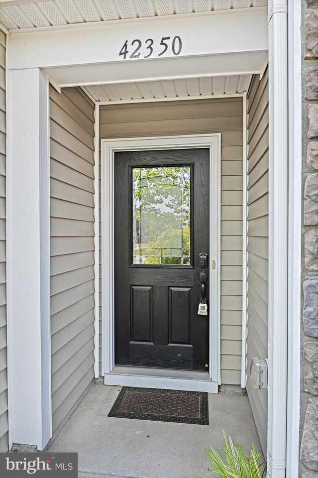 42350 Benfold Sq - Photo 4 of 37