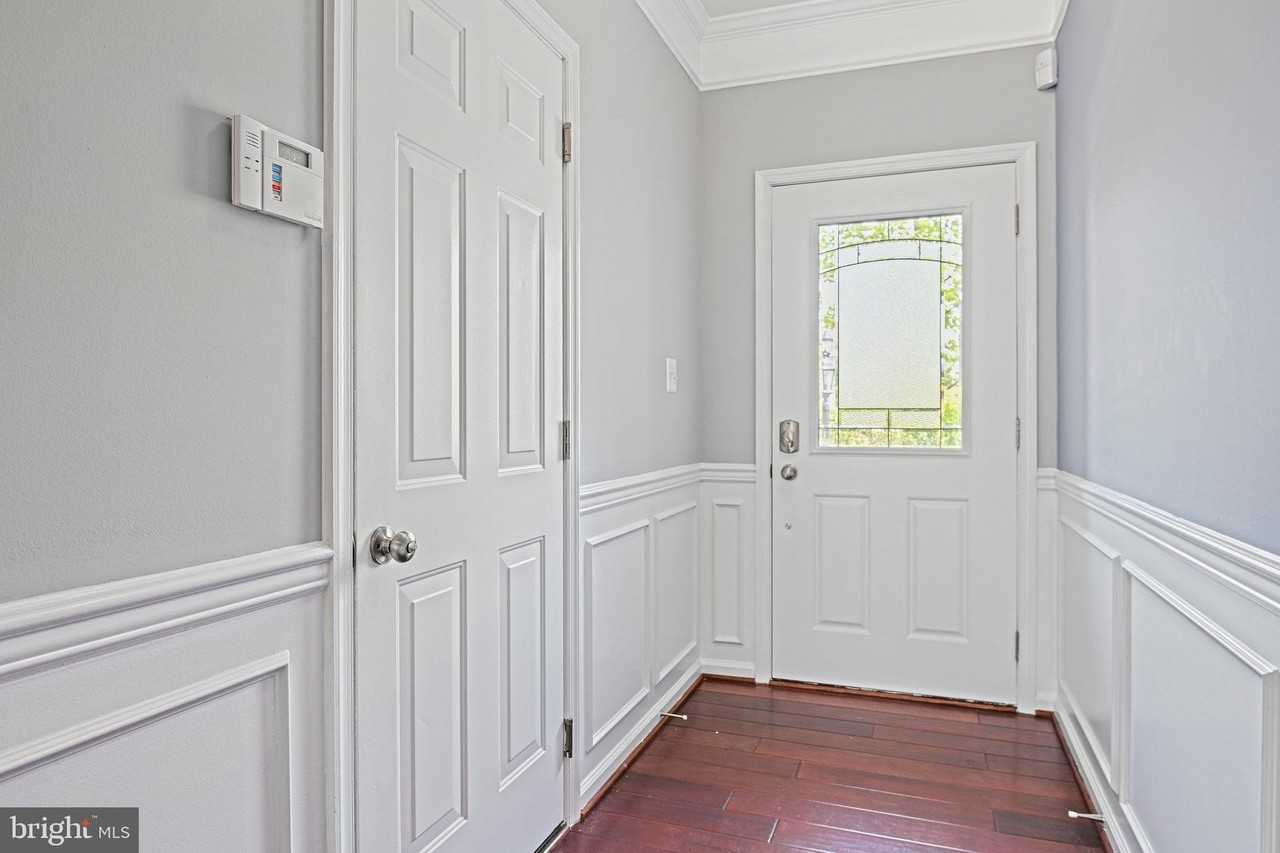 42350 Benfold Sq - Photo 5 of 37