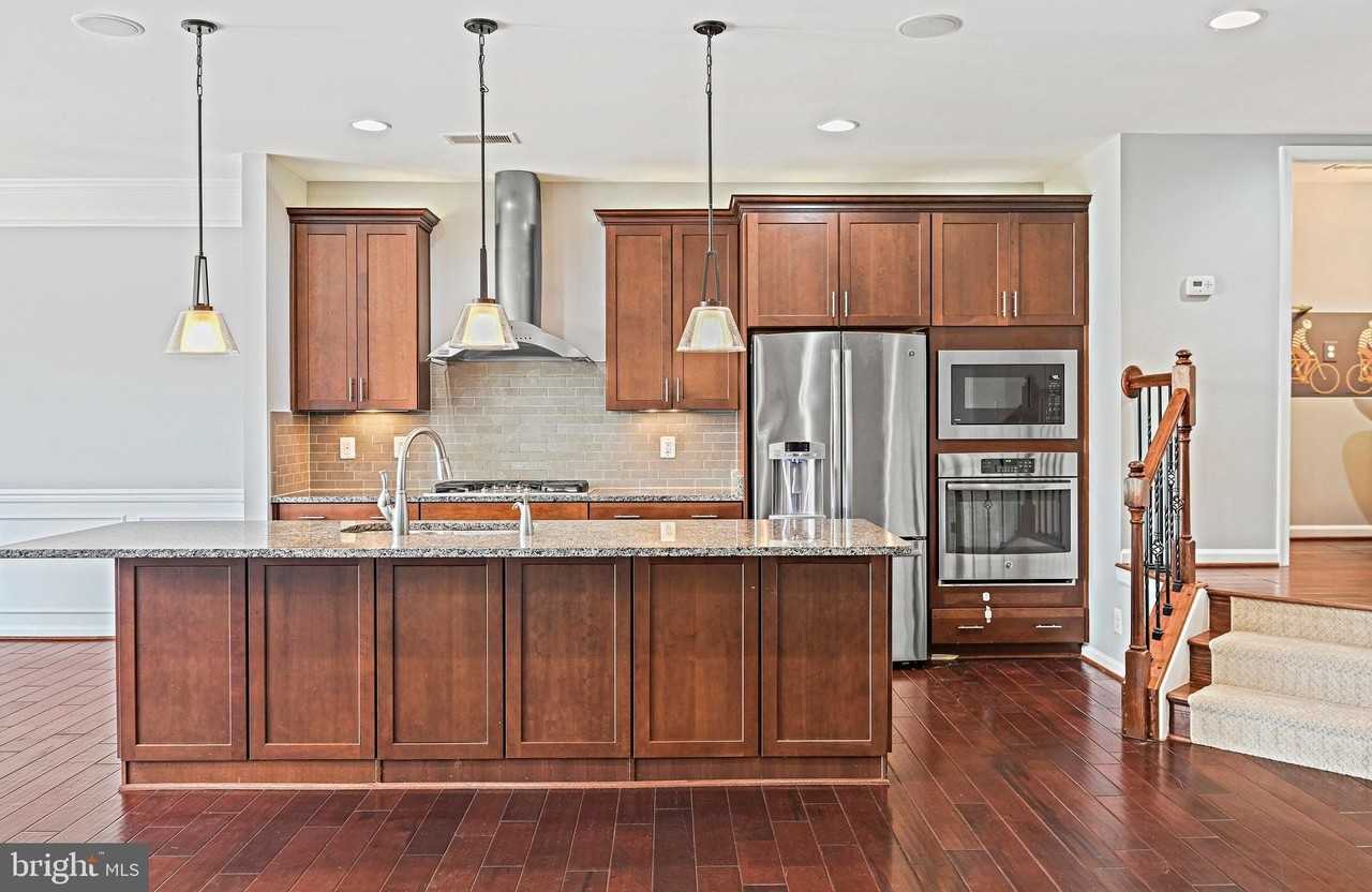 42350 Benfold Sq - Photo 7 of 37