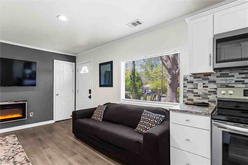 1111 Valley View Rd Se - Photo 2 of 28
