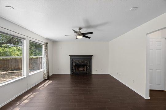 813 Settlement St - Photo 4 of 17