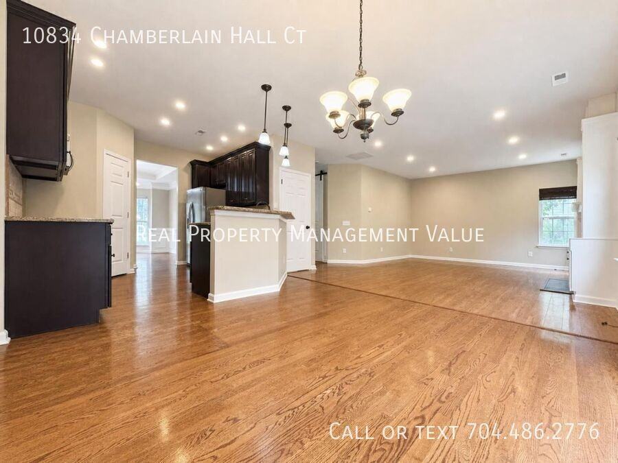 10834 Chamberlain Hall Ct - Photo 7 of 34