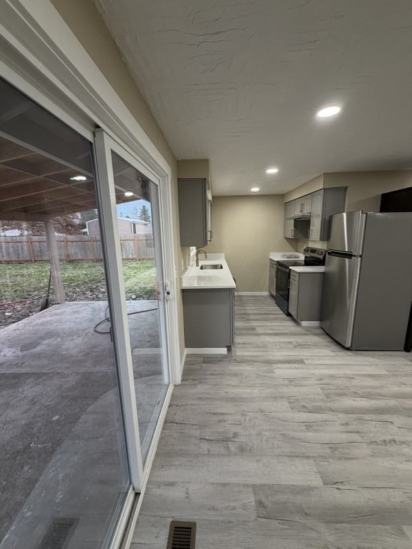 4640 Wyoming Ave Ne - Photo 4 of 13