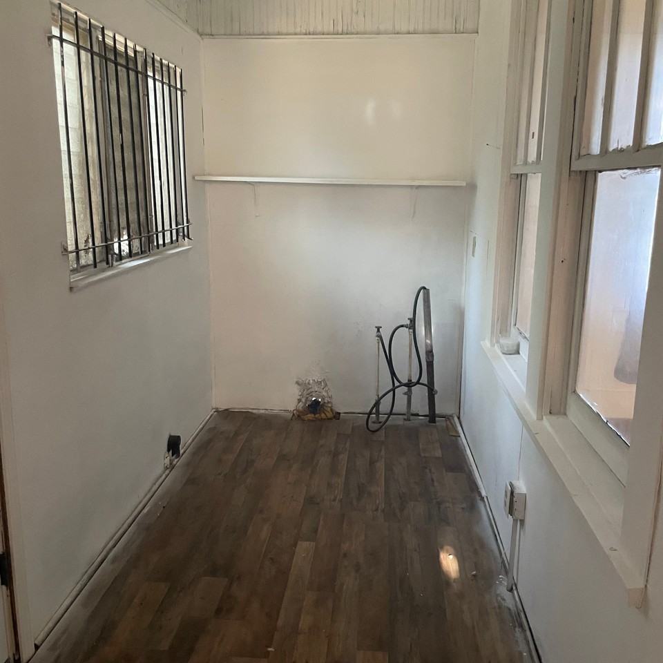 964 Montgomery St - Photo 4 of 7