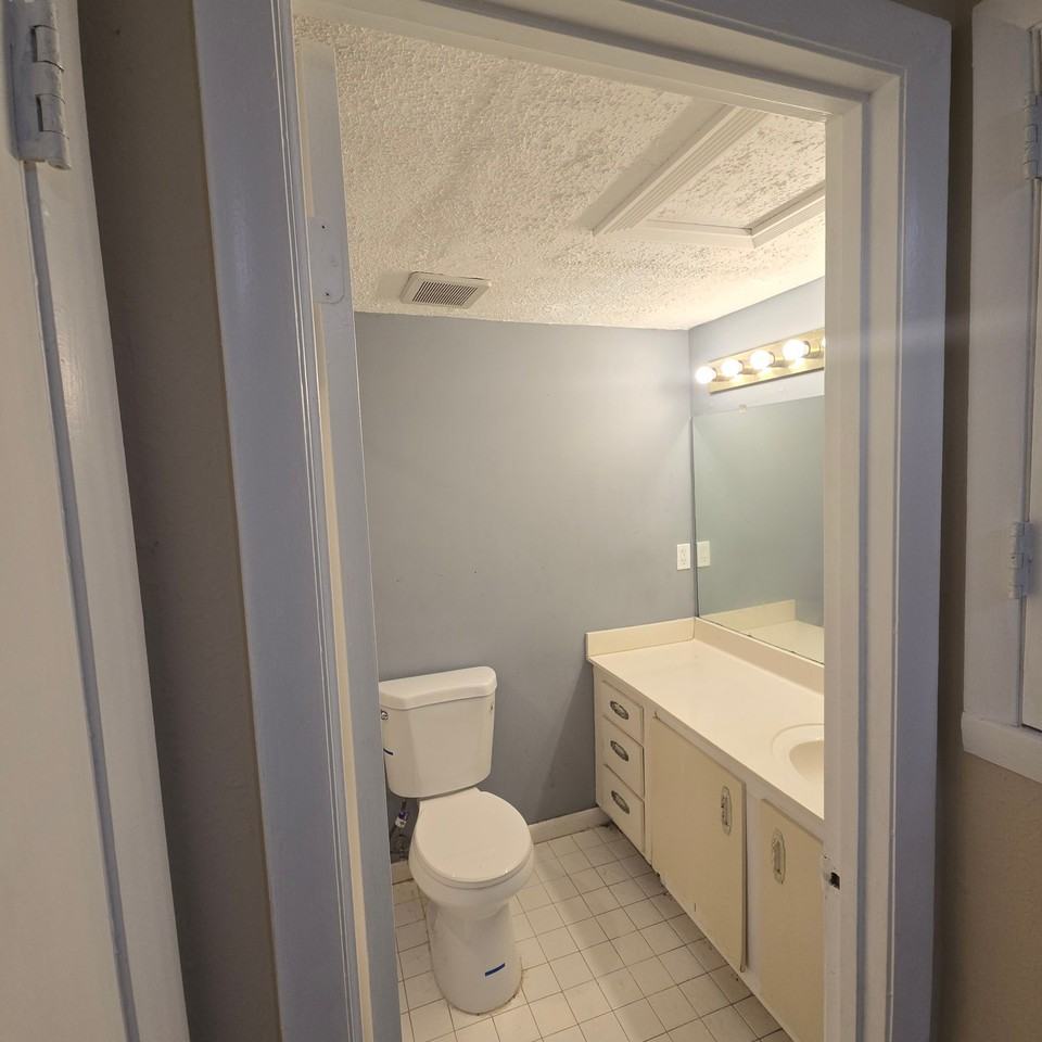 360 Aquarius Dr #D - Photo 7 of 11