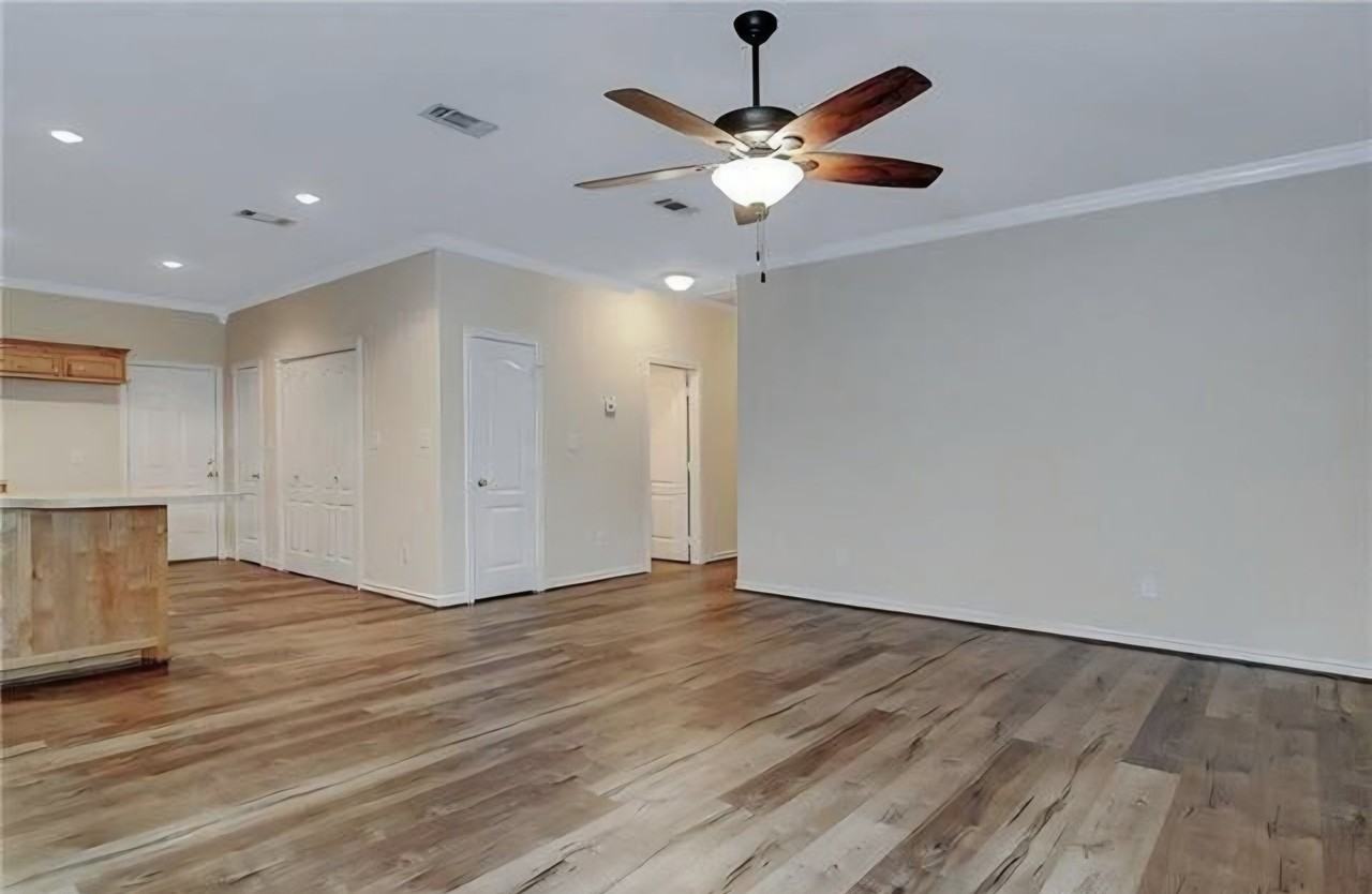 105 William St - Photo 2 of 3