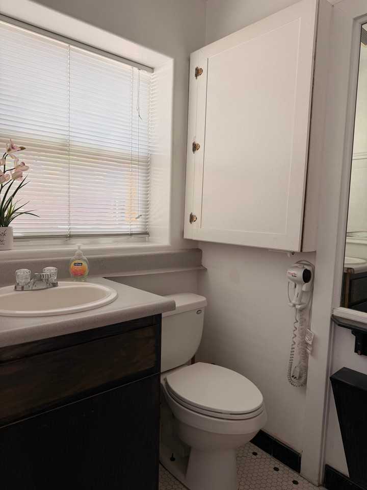 2366 Greenfield Ave - Photo 6 of 19