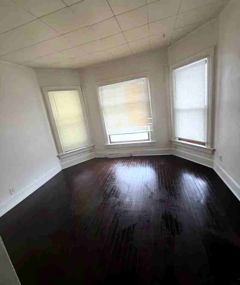 922 E Hamilton St #922 - Photo 2 of 6