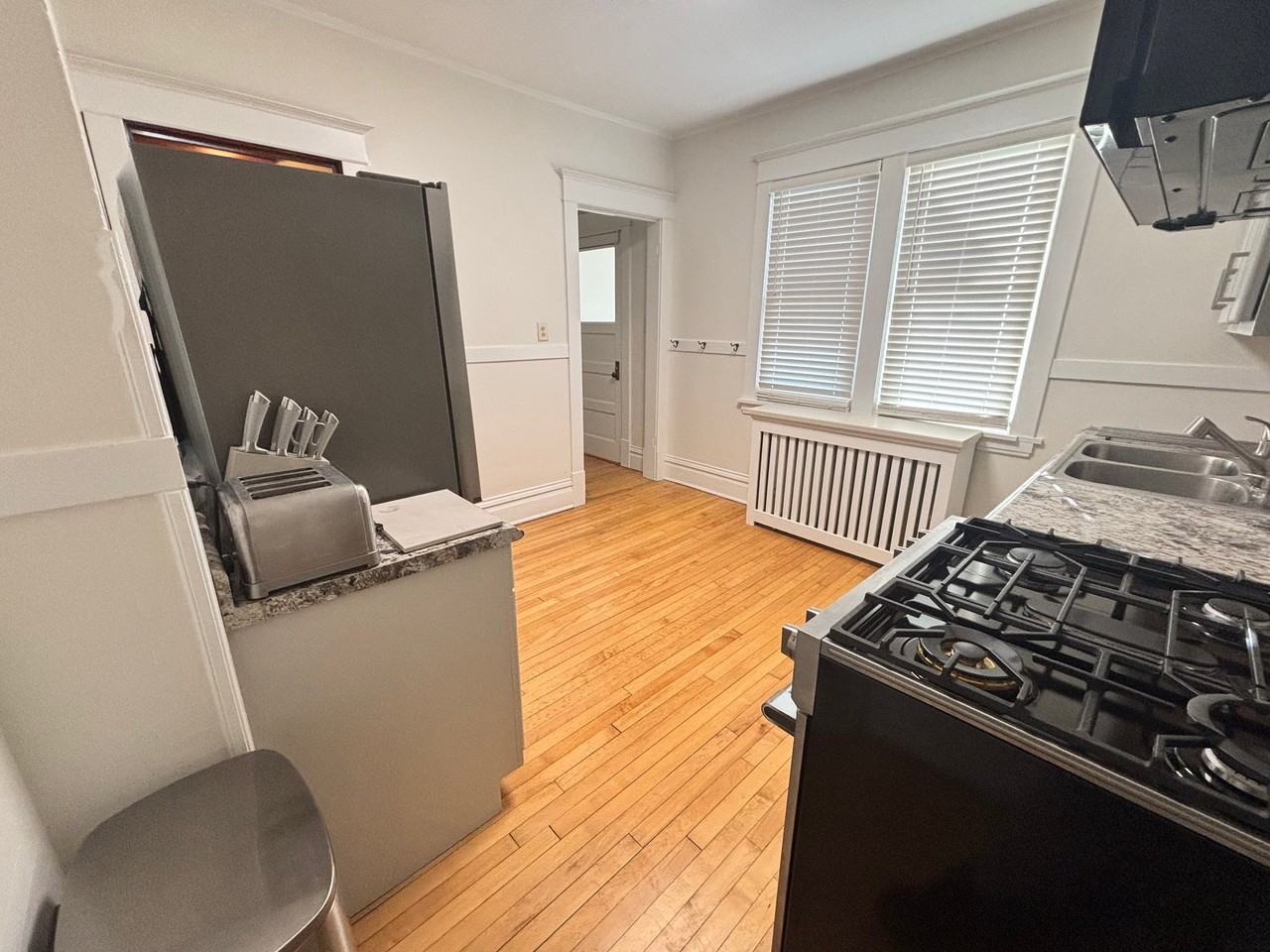 748 University Ave W - Photo 2 of 19