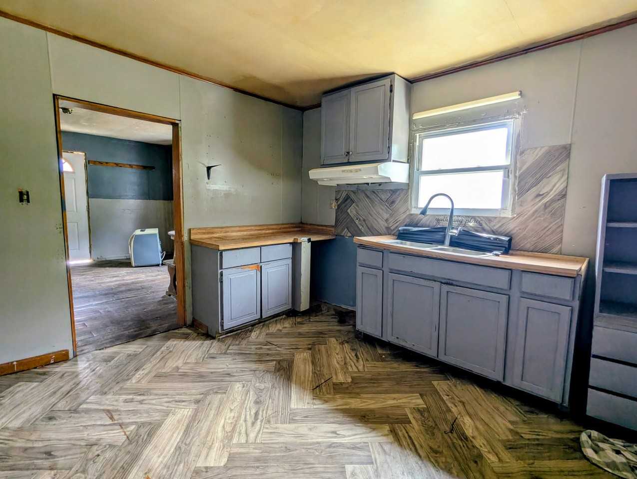 822 W Franklin St - Photo 5 of 11