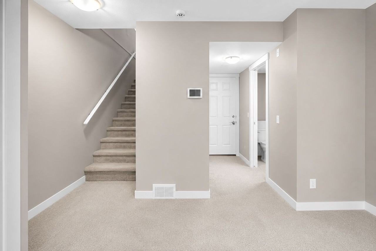 119 Skyview Ranch Manor Ne - Photo 7 of 38