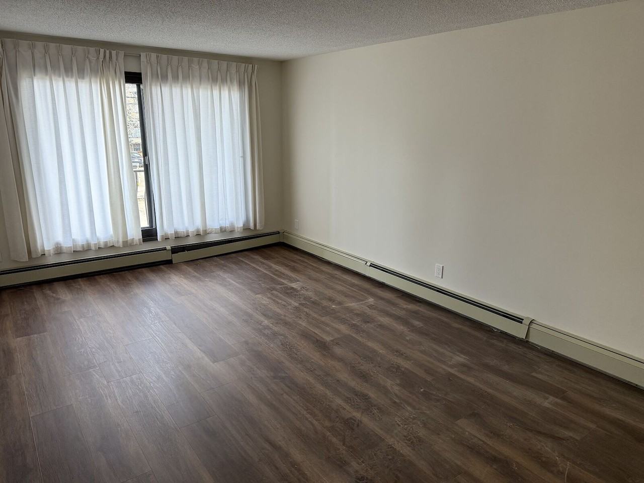 10849 117 St Nw - Photo 2 of 6
