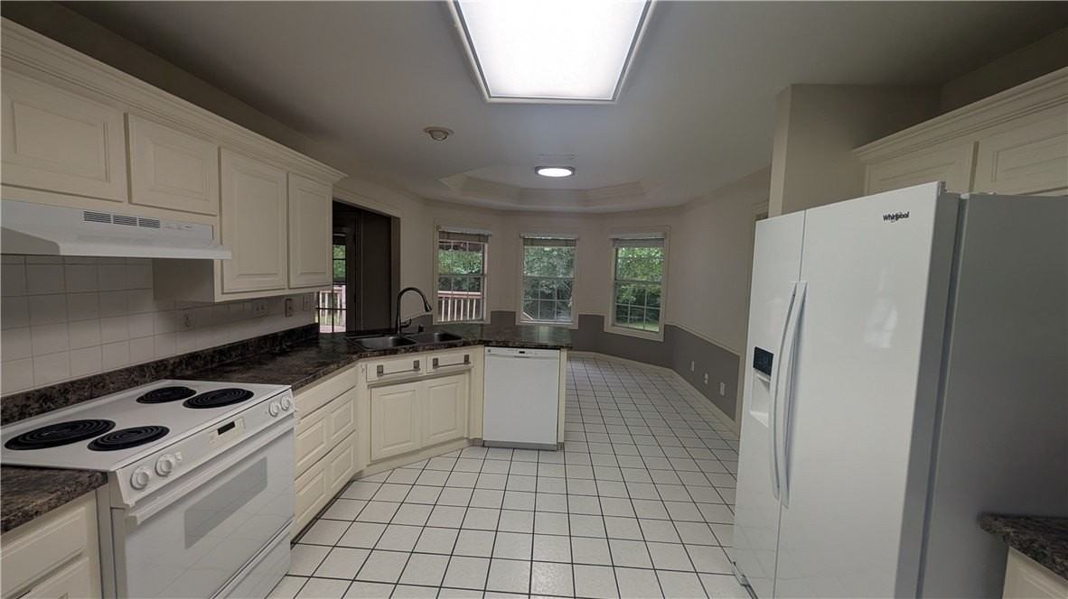 2030 N Hailey Dr - Photo 5 of 19