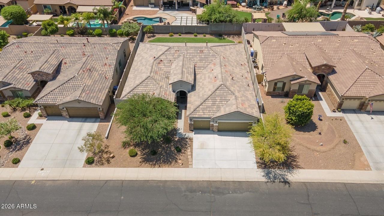 18445 W Saguaro Ln - Photo 3 of 42