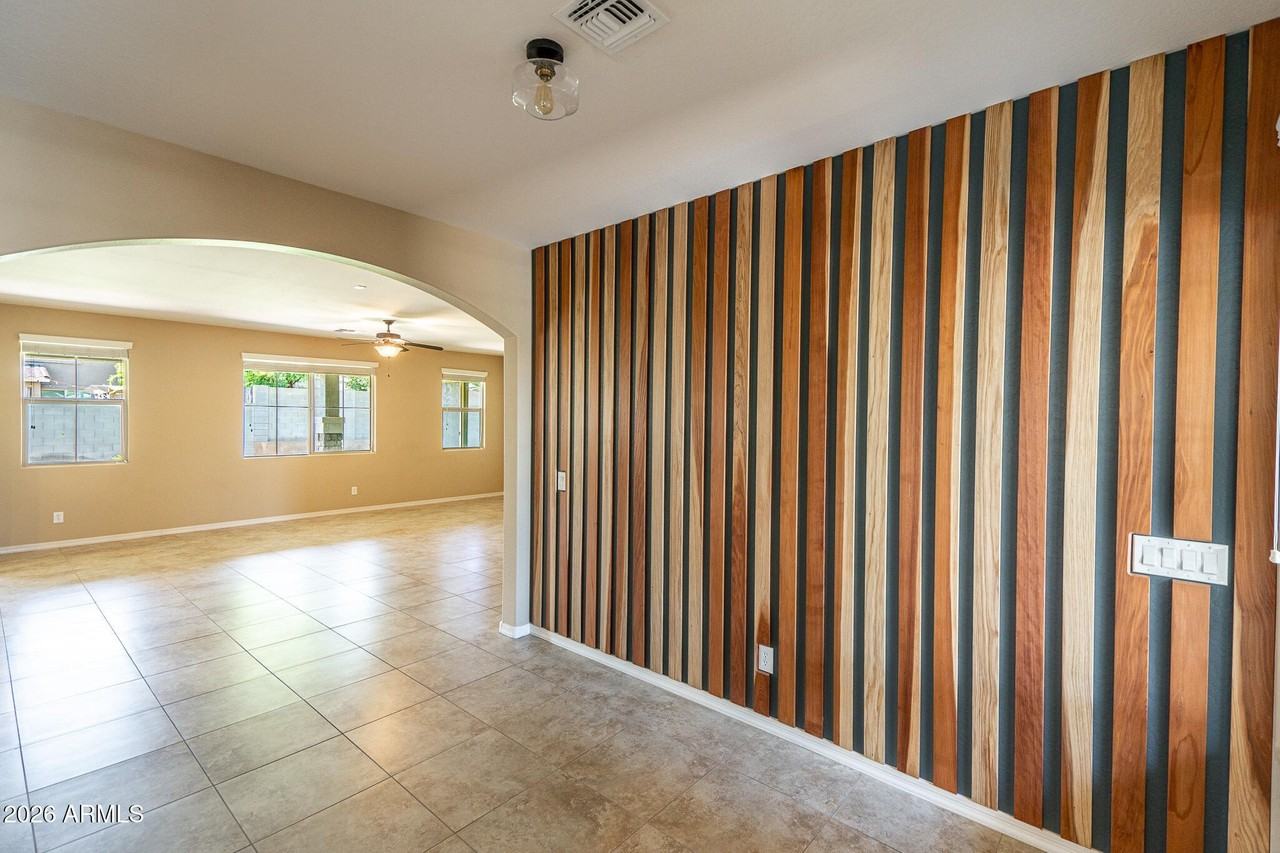 18445 W Saguaro Ln - Photo 5 of 42