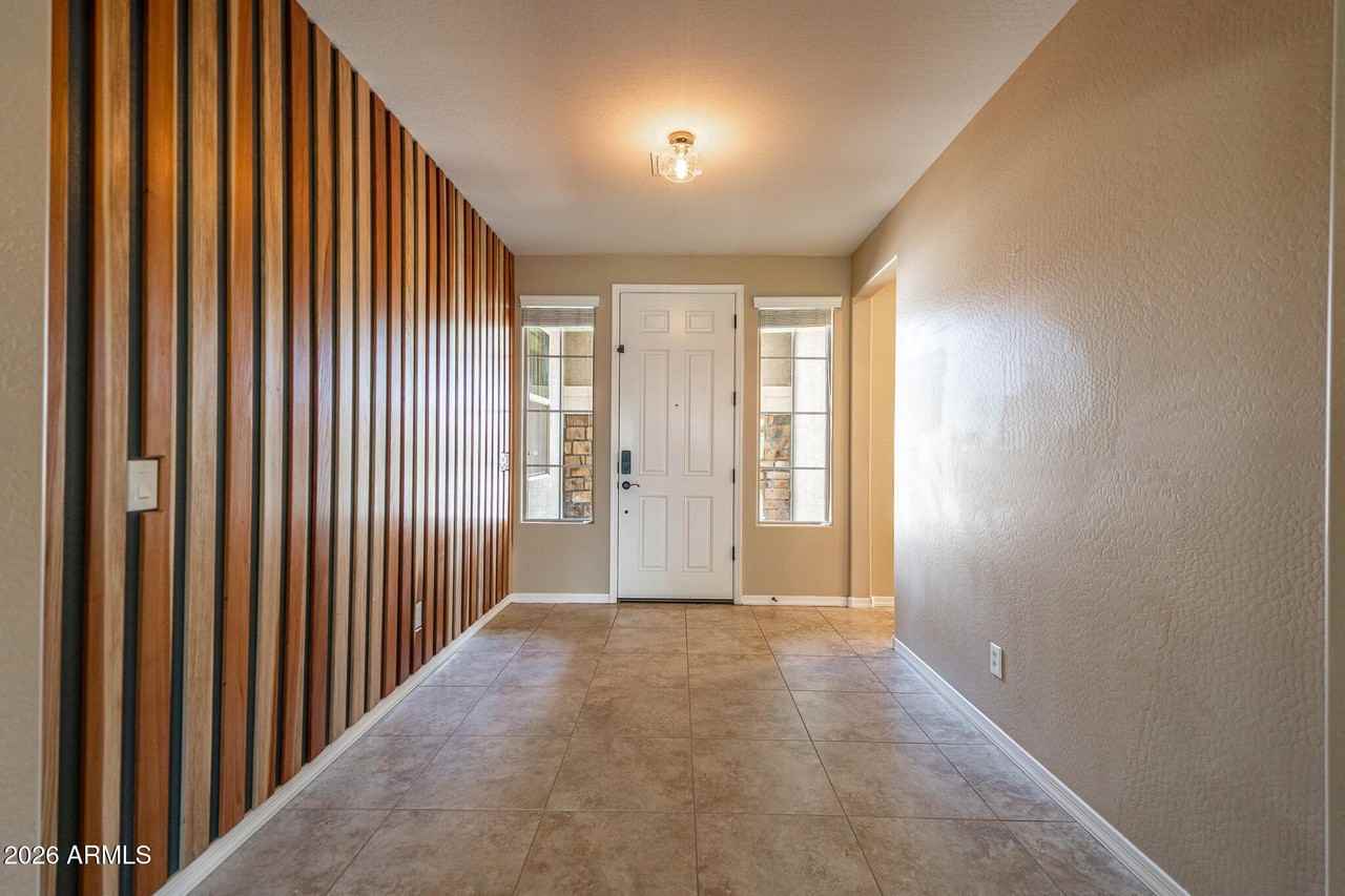 18445 W Saguaro Ln - Photo 6 of 42
