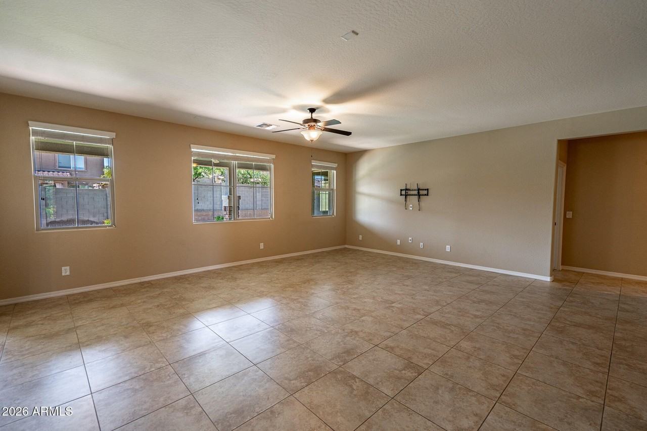 18445 W Saguaro Ln - Photo 7 of 42