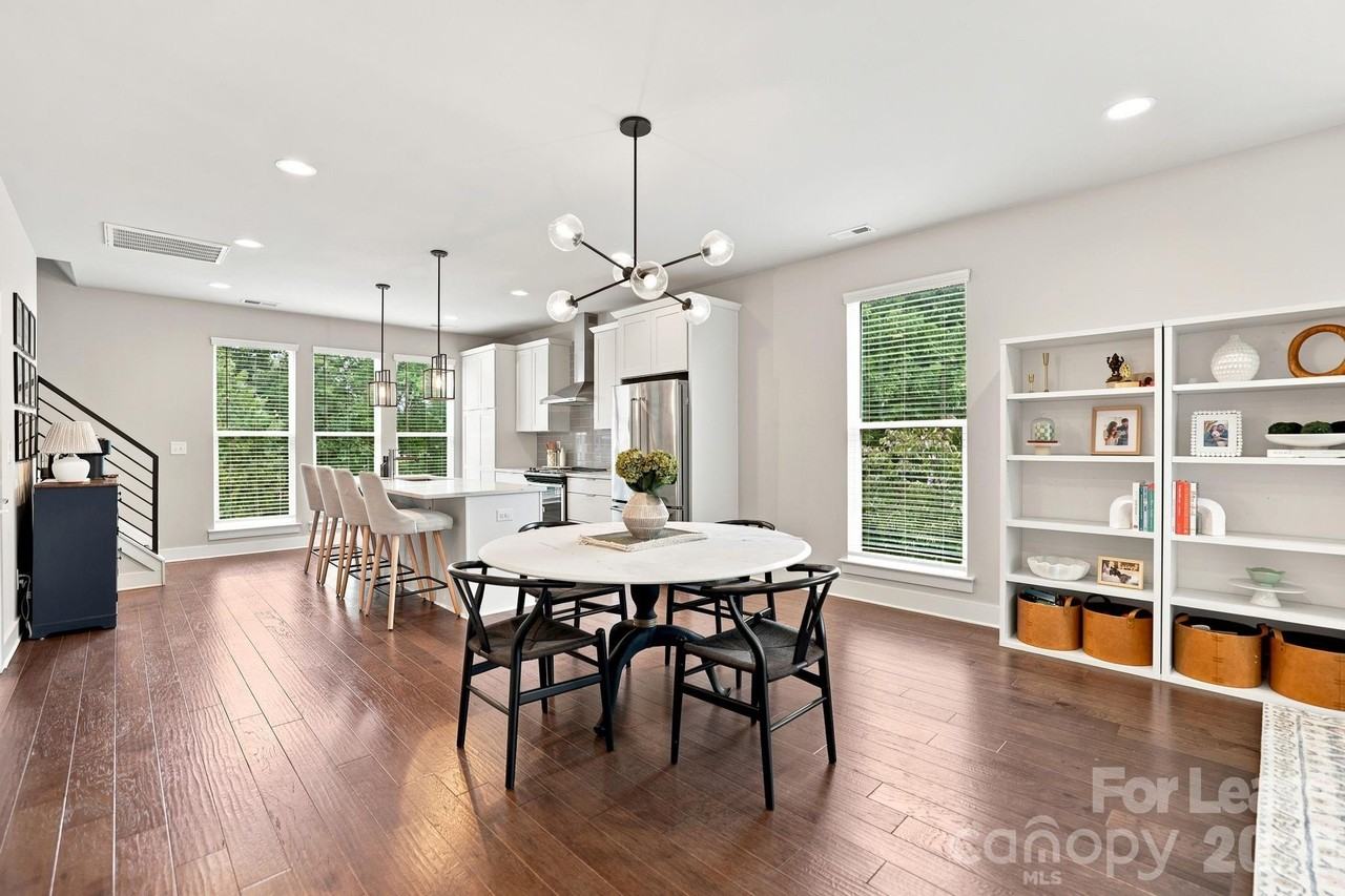 340 Uptown West Dr - Photo 3 of 16