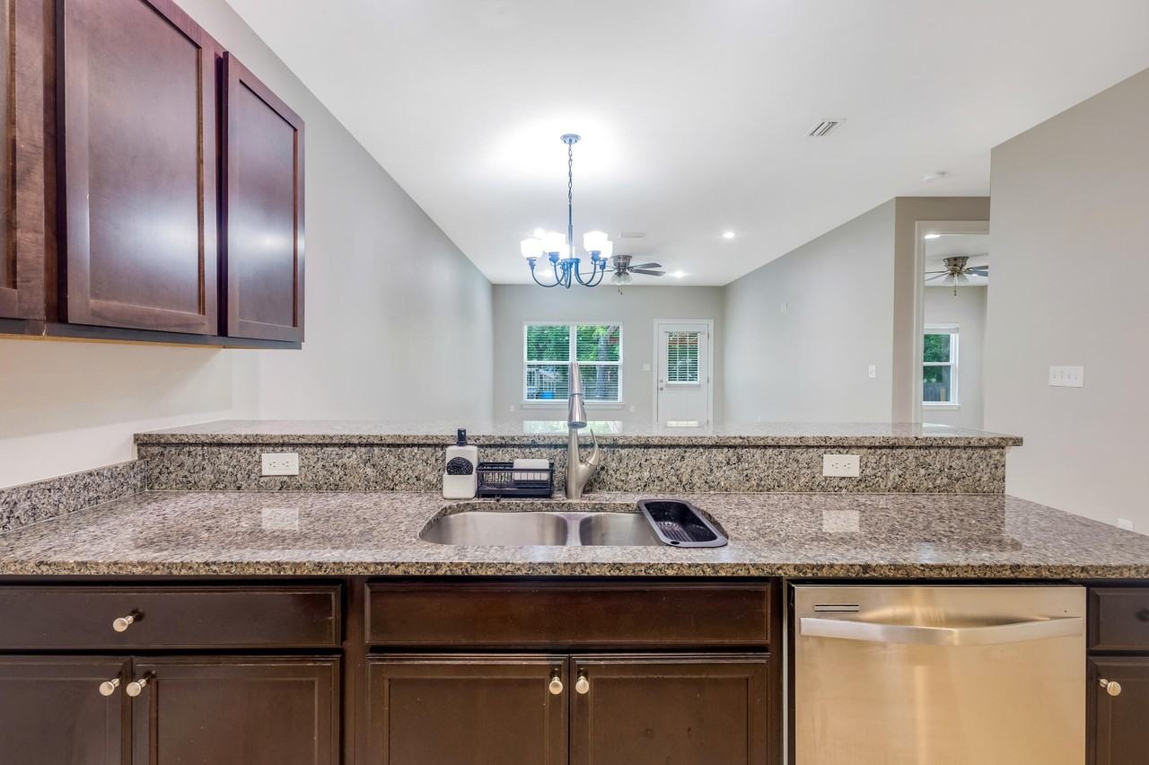 557 Valparaiso Pkwy - Photo 5 of 32