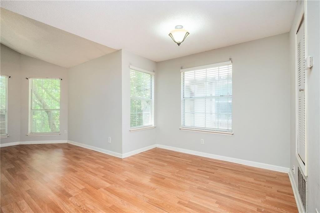 915 Wentworth Ct - Photo 7 of 24