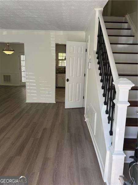 2907 Queen Anne Ct - Photo 2 of 25
