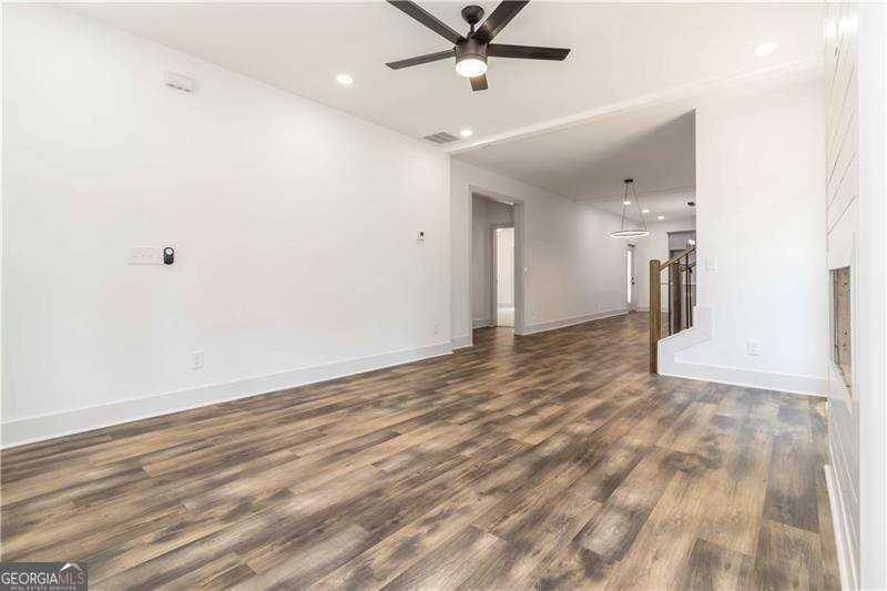 2884 Thompson Cir - Photo 5 of 31