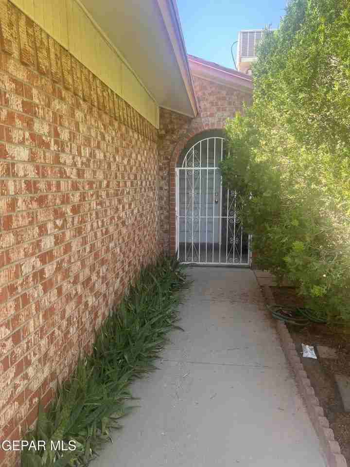 5017 Mccormick Ln - Photo 2 of 27
