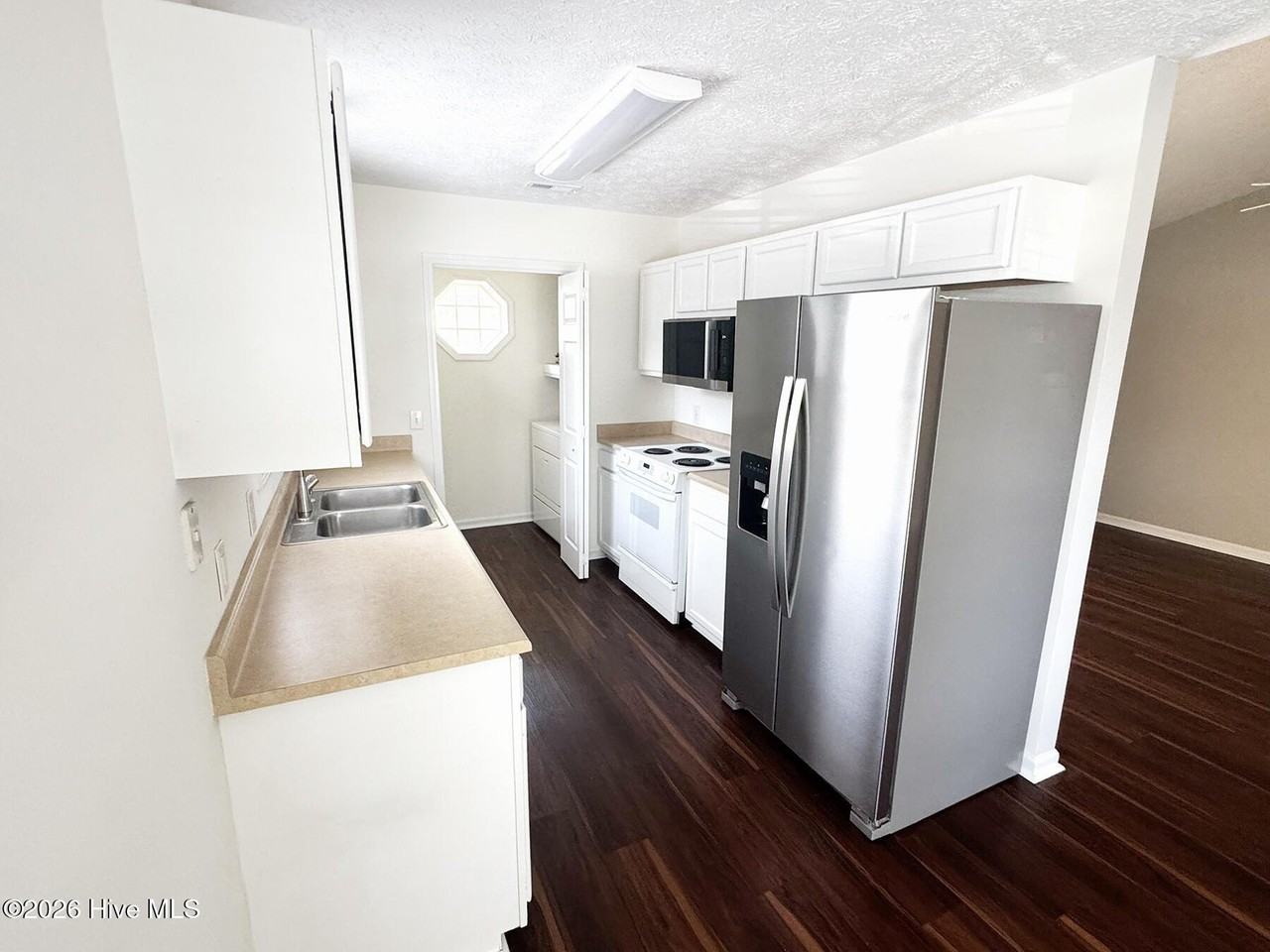 2711 Ashby Dr - Photo 3 of 12