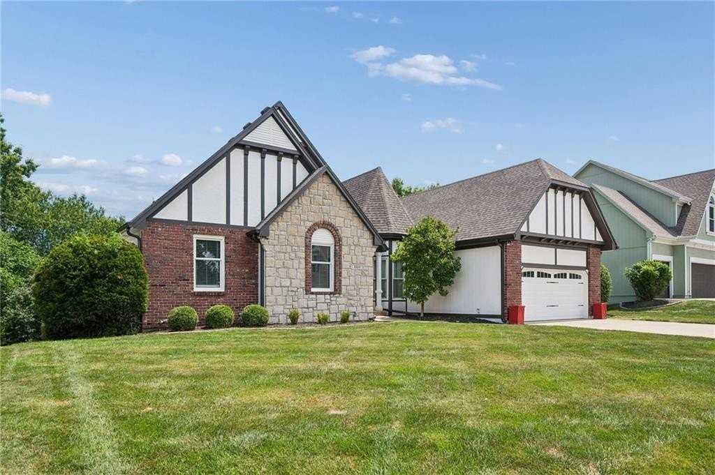 6841 Nw Monticello Ct - Photo 2 of 40