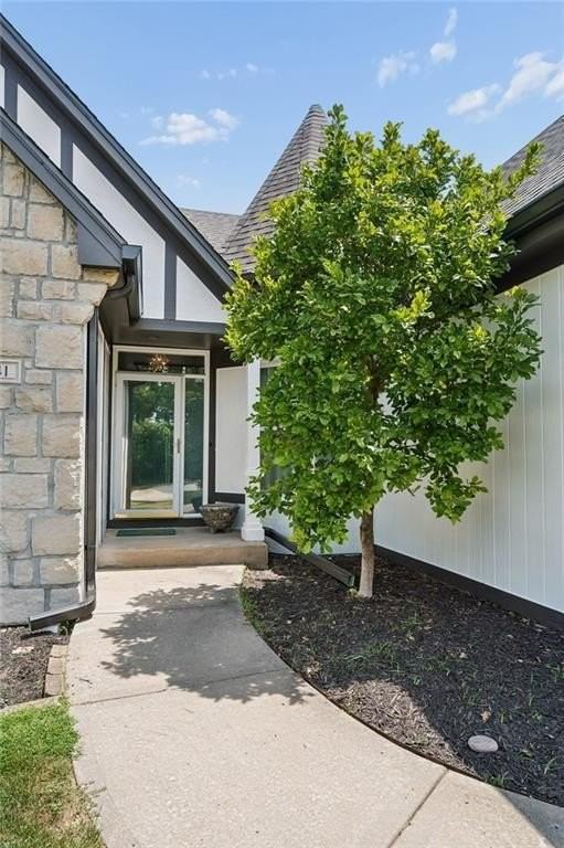 6841 Nw Monticello Ct - Photo 3 of 40