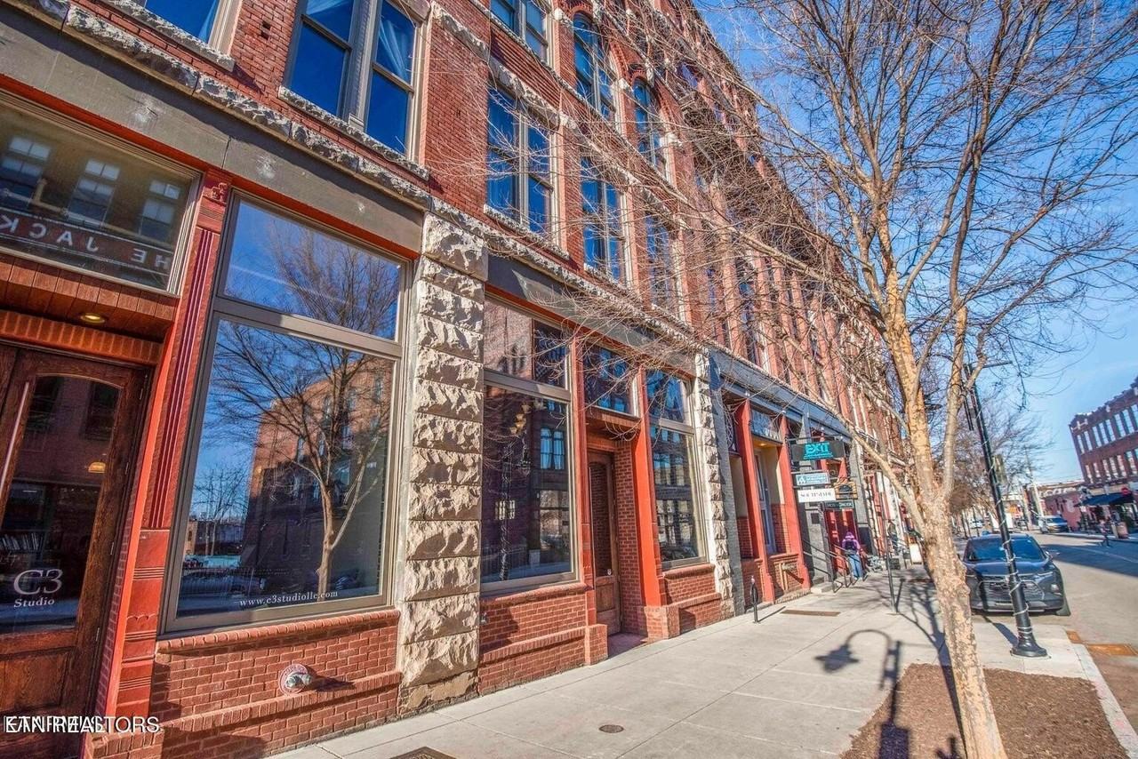129 W Jackson Ave #202