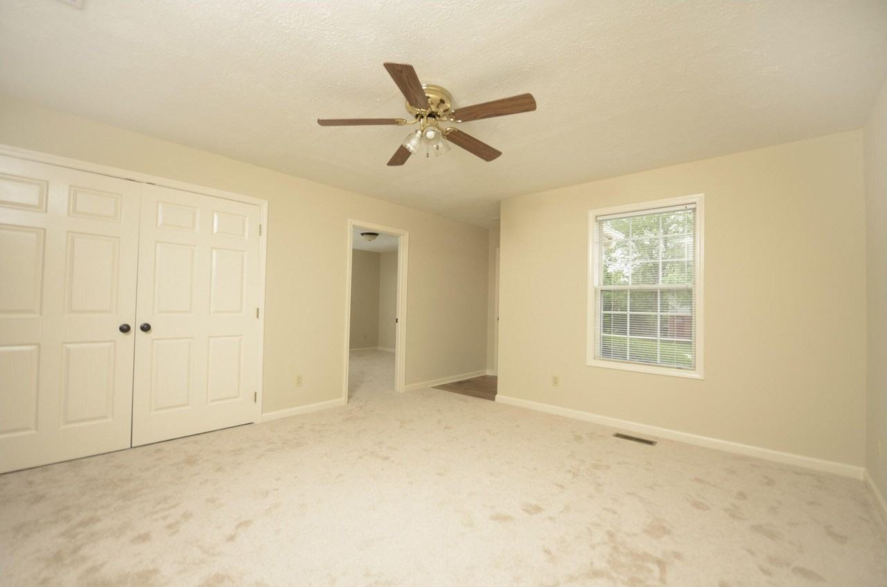 107 Oakmont Ln - Photo 2 of 13