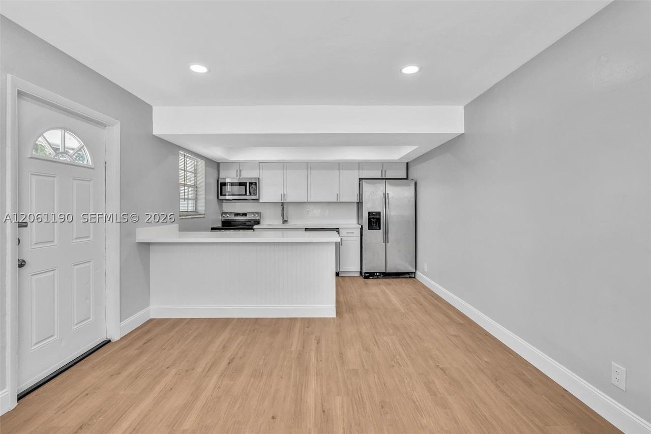 161 Nw 40th St #1 - Photo 2 of 30