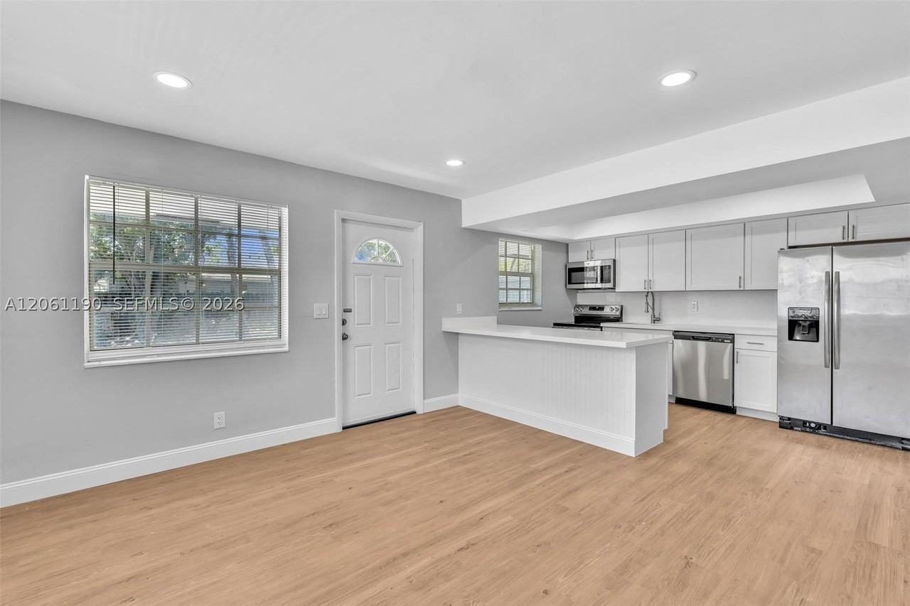 161 Nw 40th St #1 - Photo 3 of 30