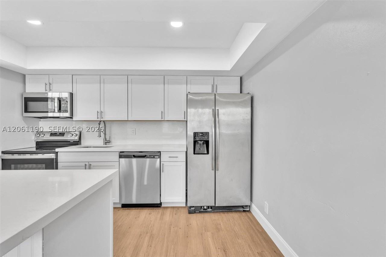 161 Nw 40th St #1 - Photo 4 of 30