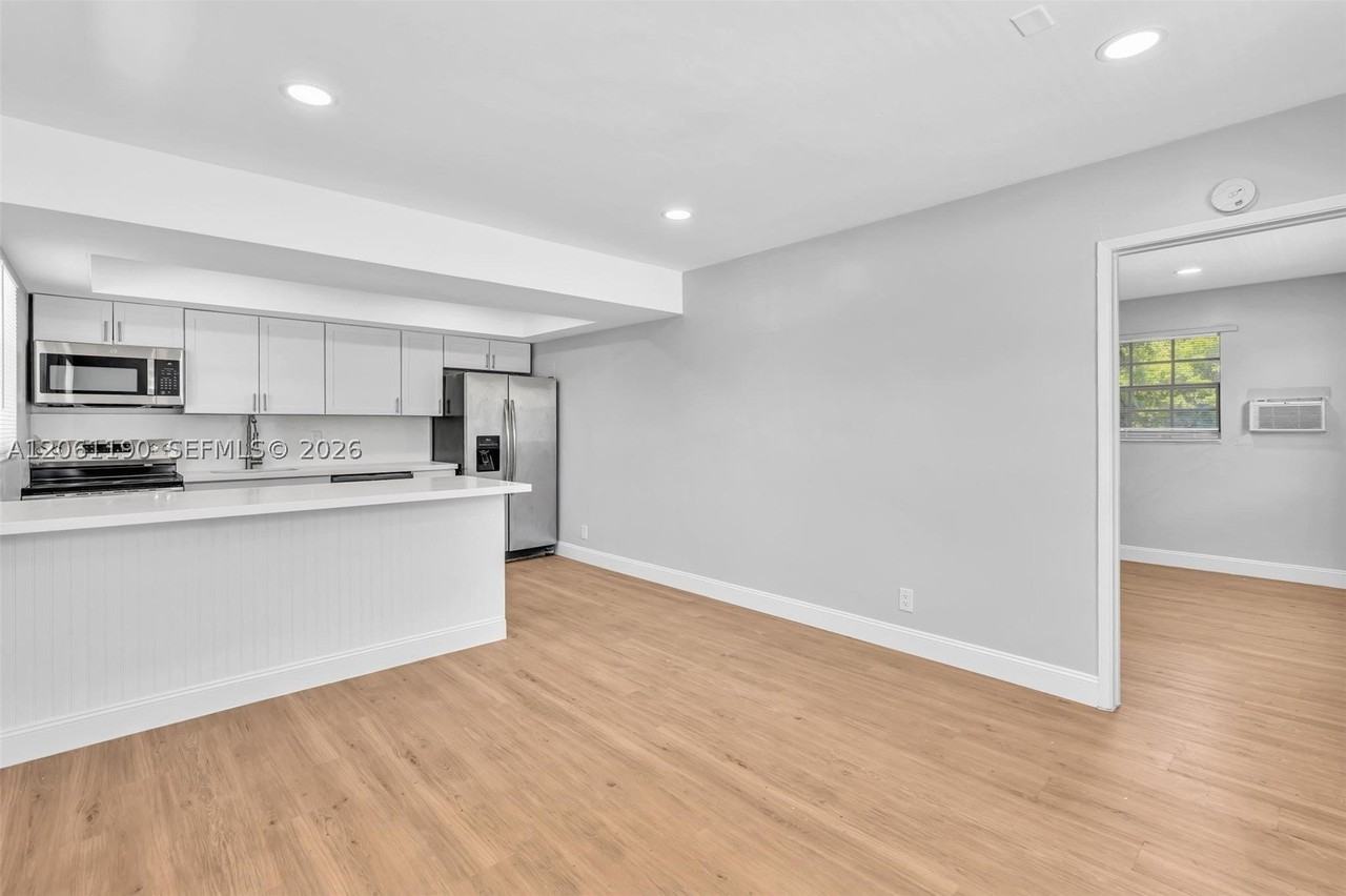 161 Nw 40th St #1 - Photo 6 of 30