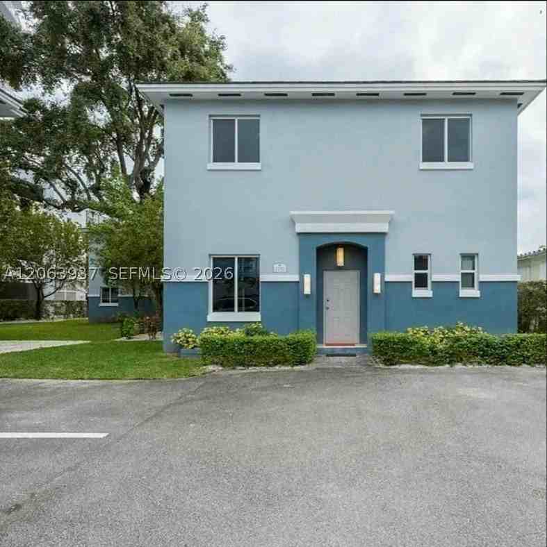 2732 Sw 26th St #2732 - Photo 2 of 31