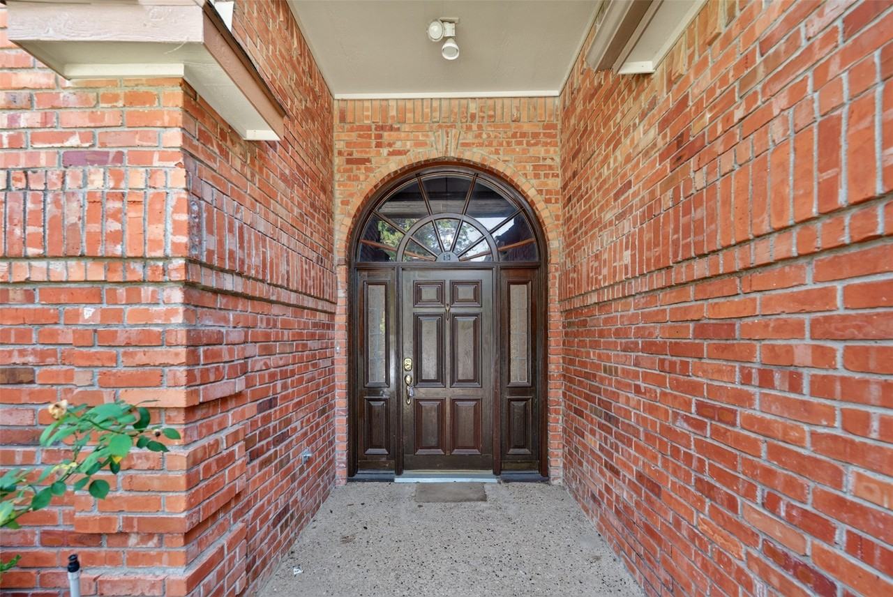 2105 Rolling Oak Ln - Photo 2 of 29