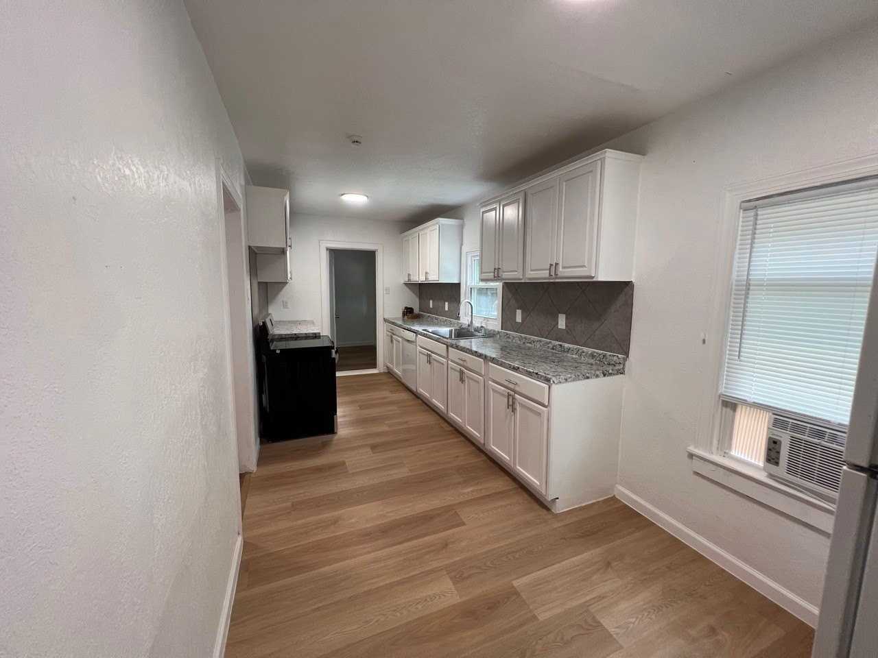 622 N Austin St - Photo 6 of 25