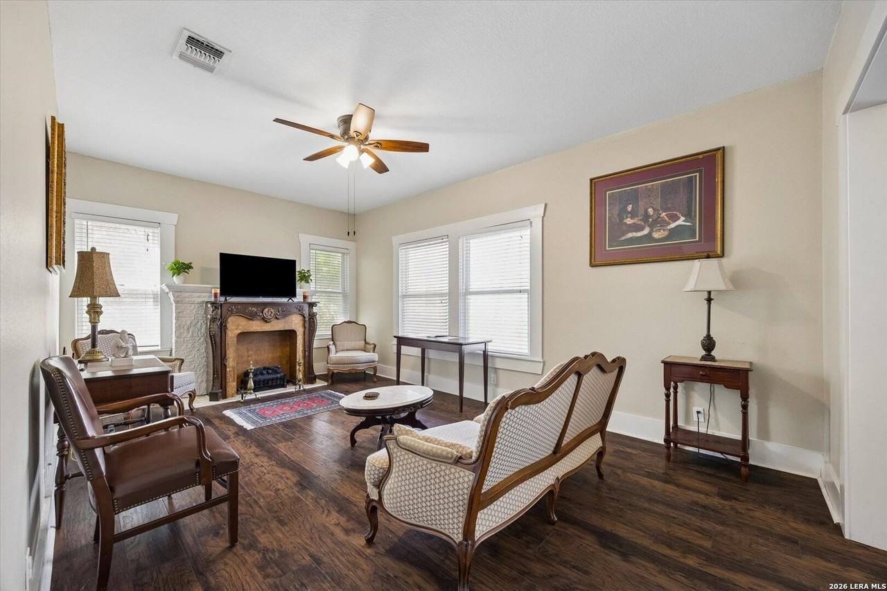 842 E Guenther St #2 - Photo 5 of 10