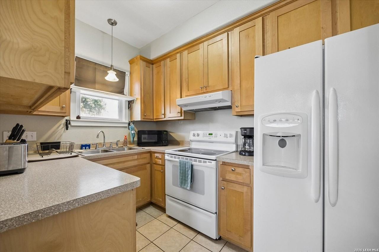 842 E Guenther St #2 - Photo 7 of 10