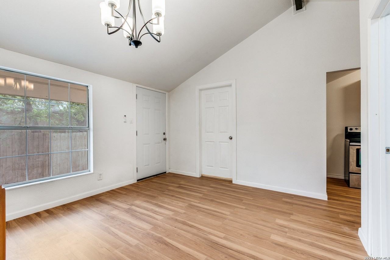 1225 Saltillo St - Photo 3 of 9