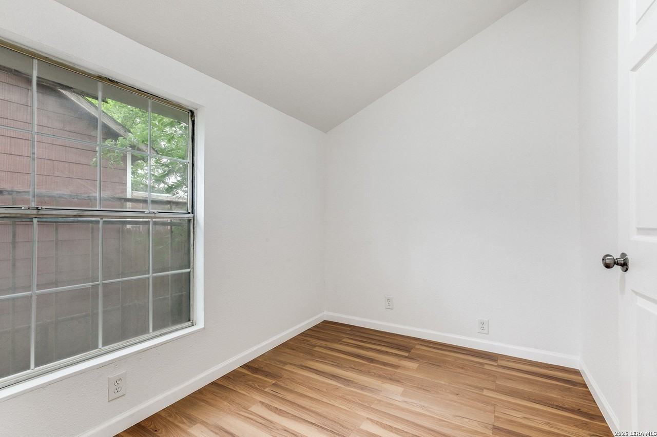 1225 Saltillo St - Photo 4 of 9