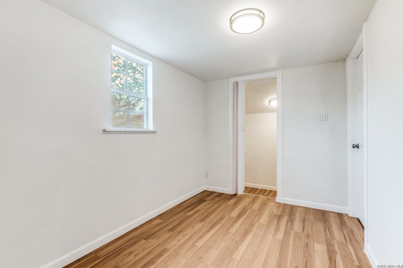 1225 Saltillo St - Photo 5 of 9