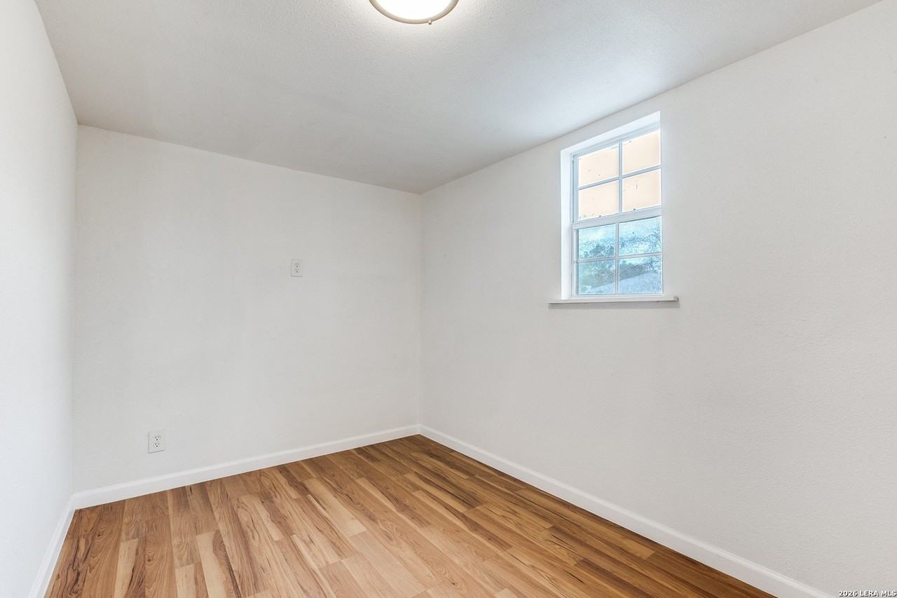 1225 Saltillo St - Photo 6 of 9