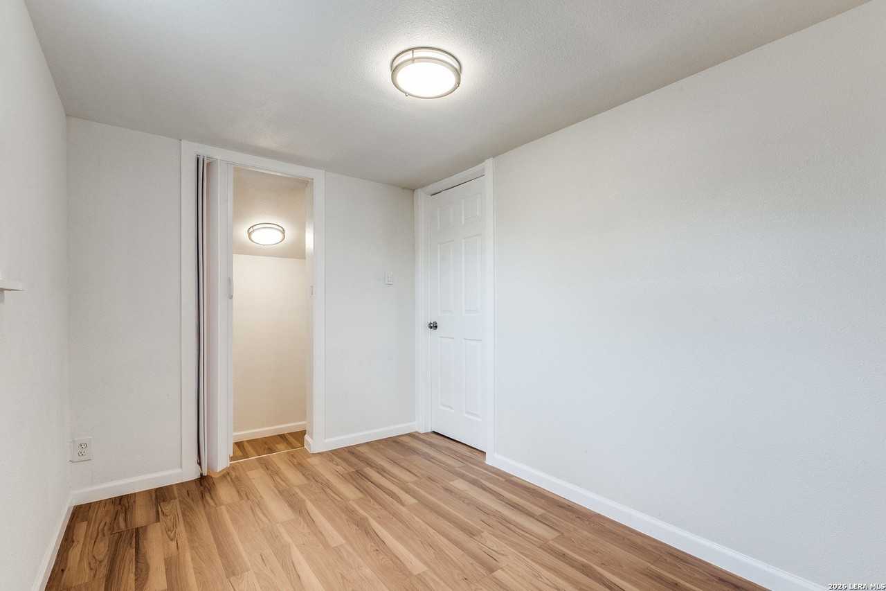 1225 Saltillo St - Photo 7 of 9