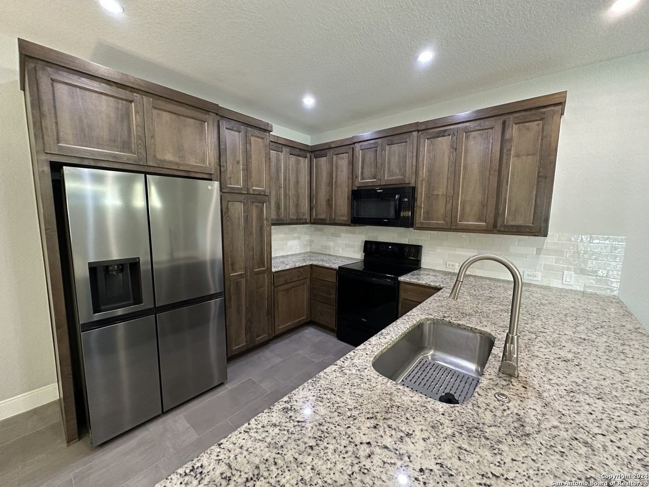 128 Magnolia Cir - Photo 5 of 17