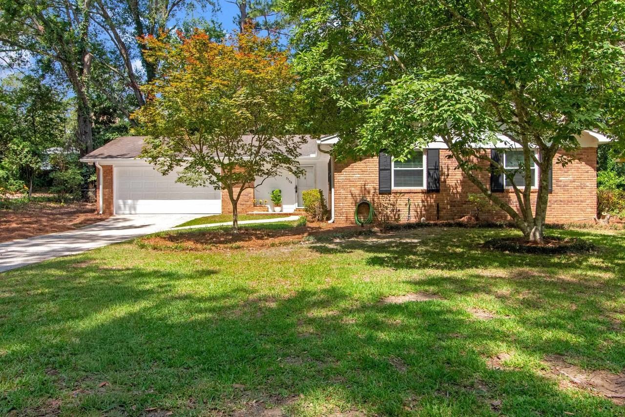 3108 Briarwood Dr - Photo 2 of 37